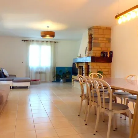 Spacious And Comfortable With Garden Apartman