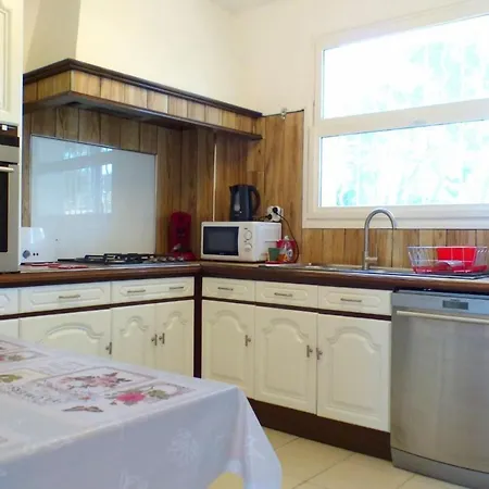 Spacious And Comfortable With Garden Apartman